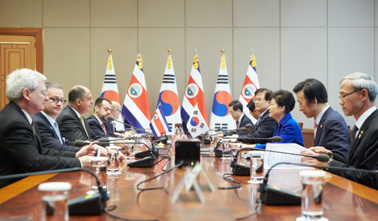 박근혜 대통령과 루이스 기예르모 솔리스 코스타리카 대통령이 12일 청와대에서 열린 한·코스타리카 정상회담에서 양국 현안에 대해 논의하고 있다. 
