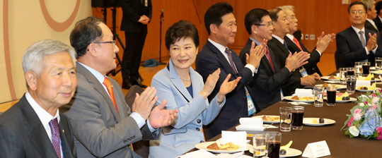 박근혜 대통령이 13일 청와대에서 열린 민주평통 해외자문위원과의 통일대화에서 참석자들과 함께 박수치고 있다. (사진=저작권자(c) 연합뉴스, 무단 전재-재배포 금지)