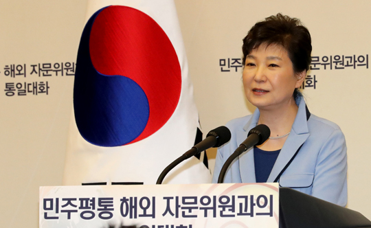 박근혜 대통령이 13일 청와대에서 열린 민주평통 해외자문위원과의 통일대화에서 인사말을 하고 있다. (사진=저작권자(c) 연합뉴스, 무단 전재-재배포 금지)