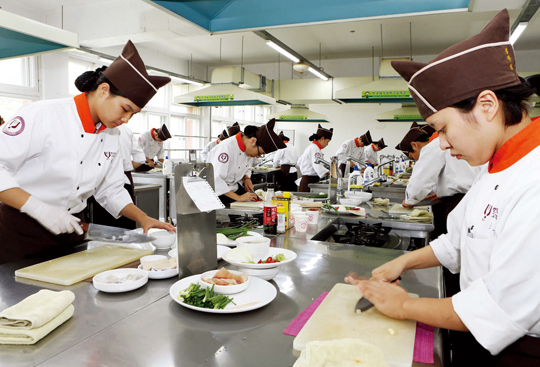 미래의 요리사를 꿈꾸는 한국외 식과학고 조리과학과 1학년 학생 들이 오징어볶음 만들기 실습 수업을 하고 있다.