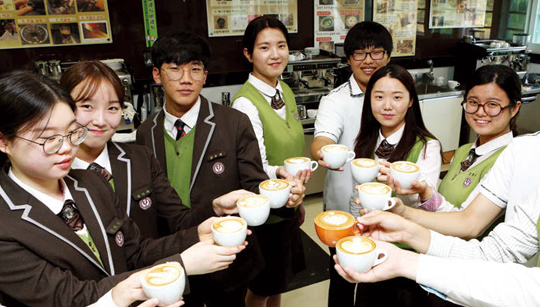 한국외 식과학고 관광과 2학년 학생들이 직접 만든 캐러멜 마키야토.