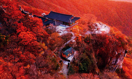 한려해상국립공원의 관음성지 보리암의 가을 풍경.