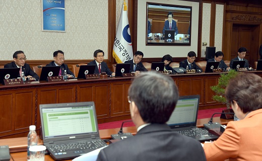황교안 국무총리(왼쪽 네번째)가 1일 오전 서울 세종로 정부서울청사에서 최순실 국정농단 의혹 여파 속에 열린 국무회의를 주재하고 있다. 
