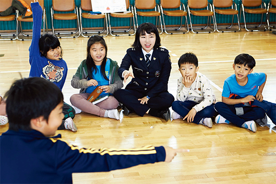 신민주 순경이 학교폭력 예방 강의 후 초등학생들과 대화하고 있다.