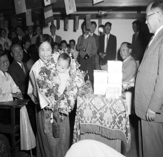1959년 우량아 표창식 어린이와 어머니 모습.