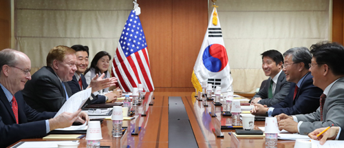 14일 오전 서울 도렴동 외교부 청사에서 열린 제2차 북한인권협의체 회의에서 한미 수석대표인 김용현 외교부 평화외교기획단장(오른쪽 두번째)과 미국 로버트 킹 북한인권특사(왼쪽 두번째)가 관련 발언을 하고 있다. 이번 회의에서는 북한 인권문제 공론화, 책임성 규명 강화, 인권개선 위한 노력 방안, 북한 주민의 외부세계 정보 접근 확대 방안 등이 논의된다.<저작권자(c) 연합뉴스, 무단 전재-재배포 금지>