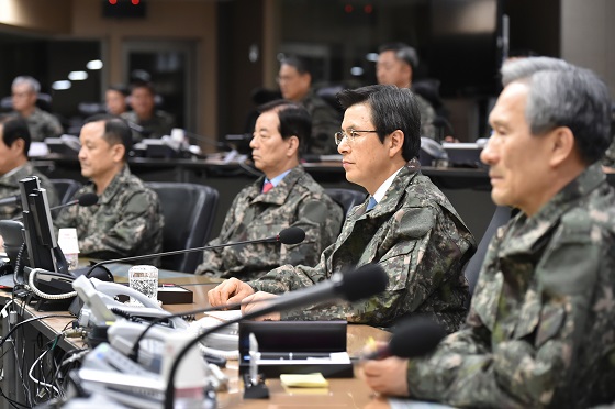 황 권한대행이 11일 오후 서울 용산구 합동참보본부를 방문해 보고를 받고 있다.