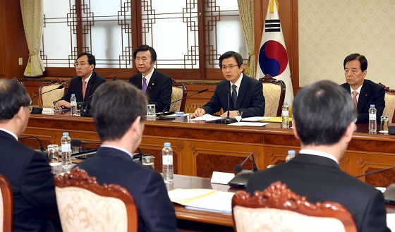 황교안 대통령 권한대행 국무총리(왼쪽 세번째)가 12일 서울 종로구 세종로 정부서울청사에서 열린 국정 현안 관계 장관회의를 주재하고 있다.