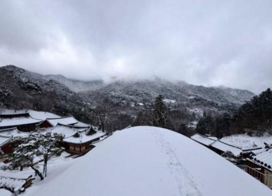 가야산 해인사 원당암. 해인사를 찾는 수 많은 사람들이 놓치는 가야산 정상의 모습을 가장 잘 볼 수 있는 곳이다.