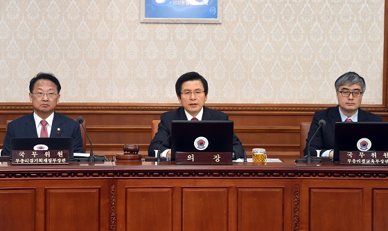 황교안 대통령 권한대행 국무총리가 13일 서울 종로구 세종로 정부서울청사에서 열린 국무회의에서 모두발언하고 있다.