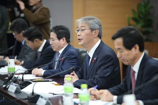 임종룡 금융위원장이 14일 서울 세종로 정부서울청사에서 서민-중소기업 금융상황 긴급 점검회의를 주재하고 있다. <저작권자(c) 연합뉴스, 무단 전재-재배포 금지> 