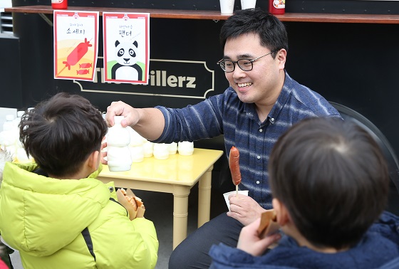 함현근 칠링키친 대표가 어린이들에게 ‘꾸야 꾸야 소세지와 하얀마음 팬더 우유’를 나눠주고 있다.