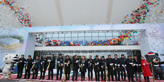2018평창동계올림픽 피겨스케이팅과 쇼트트랙 경기가 펼쳐질 최첨단 시설을 갖춘 강릉 아이스 아레나가 14일 개관했다. 주요 내빈들이 테이프커팅을 마치고 개관을 축하하고 있다. 