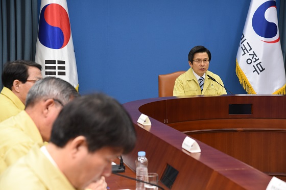황교안 대통령 권한대행 국무총리가 28일 오전 세종로 정부서울청사에서 열린 조류인플루엔자(AI) 서울-세종청사 및 시도 간 일일 영상점검회의에서 발언을 하고 있다.