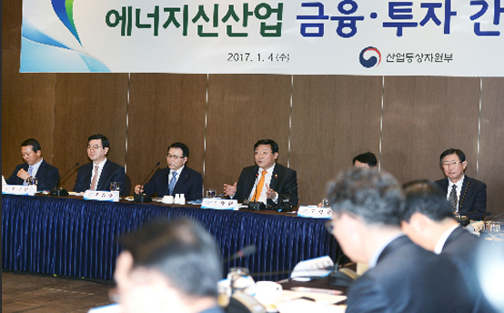 주형환 산업통상자원부 장관은 4일 ‘에너지신산업 금융·투자 간담회’를 주재하고, 인사말을 통해 에너지신산업에 지난해 대비 25% 증가한 총 14조원을 투자하고 민관이 힘을 합쳐 투자 불확실성 및 걸림돌 제거하는데 앞장서줄 것을 당부했다.