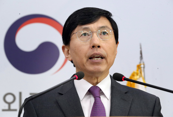조준혁 외교부 대변인이 29일 오후 서울 종로구 도렴동 외교부 청사에서 정례 브리핑을 하고 있다. 조 대변인은 이나다 도모미(稻田朋美) 일본 방위상의 야스쿠니(靖國) 신사 참배에 대해 "한일관계 개선 노력에 역행"한다며 "매우 부적절하다"고 비판했다.