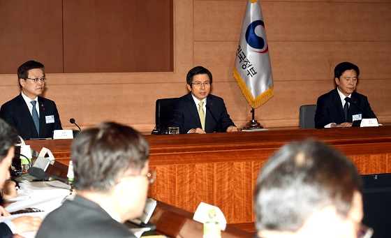 황교안 대통령 권한대행 국무총리(오른쪽 두번째)가 6일 오전 서울청사 별관 국제회의장에서