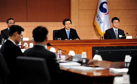 11일 정부서울청사에서 열린 업무보고에는 행정자치부, 법무부, 국민권익위원회, 국민안전처, 원자력안전위원회, 법제처, 인사처 등 7개 부처가 참여했다.