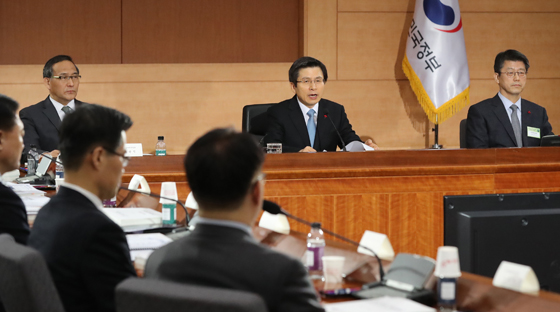 황교안 대통령 권한대행 국무총리가 11일 오전 서울 세종로 정부서울청사 별관에서 