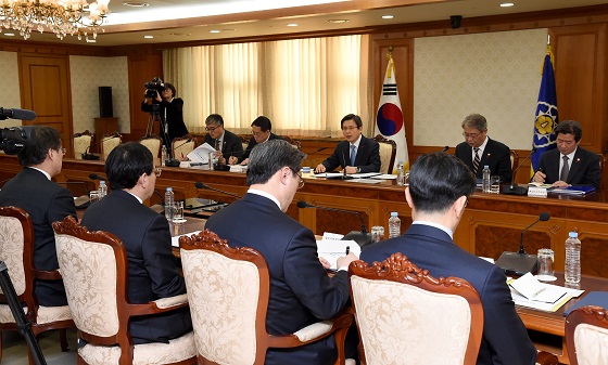 황교안 대통령 권한대행 국무총리가 12일 정부 서울청사에서 열린 창업활성화 관계장관회의에서 발언하고 있다.