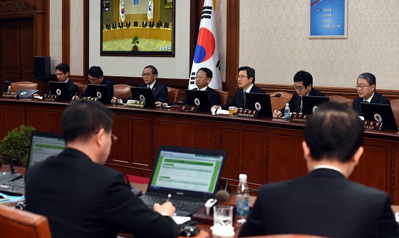 황교안 대통령 권한대행 국무총리가 17일 정부 서울-세종청사 간 영상국무회의에서 발언하고 있다.