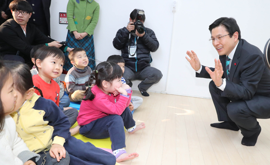 황교안 대통령 권한대행 국무총리가 20일 경기도 파주시 출판도시 어린이집을 방문, 체육활동하는 어린이들과 인사하고 있다. <저작권자(c) 연합뉴스, 무단 전재-재배포 금지> 