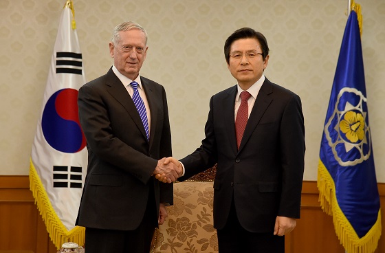 황교안 대통령 권한대행 국무총리가 2일 정부 서울청사를 방문한 제임스 매티스 미국 국방장관과 악수하고 있다. 