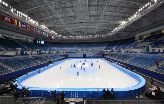 2018 평창동계올림픽 피겨·쇼트트랙 경기장인 강릉 아이스아레나에서 국가대표 쇼트트랙 선수들이 훈련하고 있다. 