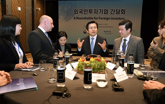 황교안 대통령 권한대행 국무총리가 13일 서울 종로구 포시즌 호텔에서 열린 주한 외국상공회의소 외국인 투자기업 간담회에서 참석 대표들과 대화하고 있다. 