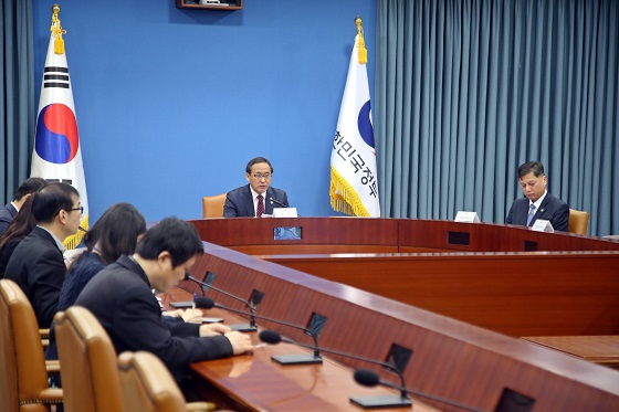 홍윤식 행정자치부 장관이 27일 오전 정부서울청사 영상회의실에서 열린 제4차 지역경제협의회에서 17개 시·도 경제 담당 부단체장들에게 영상회의를 통해 인사말을 하고 있다.