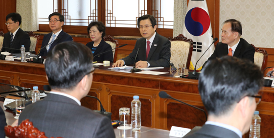  황교안 대통령 권한대행 국무총리가 6일 정부 서울청사에서 열린 저출산·고령사회위원회 간담회에서 발언하고 있다.<저작권자(c) 연합뉴스, 무단 전재-재배포 금지>