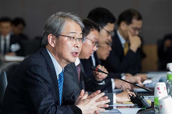 임종룡 금융위원장은 8일 정부서울청사에서 핀테크 지원기관 간담회를 열고 핀테크지원센터와 금융권 핀테크 지원기관 간 협력 네트워크 구축과 공동사업 시행방안을 논의했다.(사진 = 금융위원회)