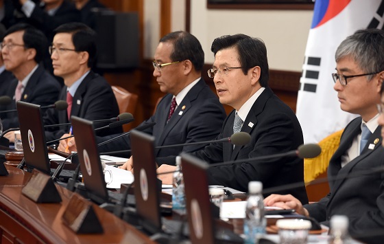 황교안 대통령 권한대행 국무총리(왼쪽 두번째)가 15일 오후 서울 세종로 정부서울청사에서 임시 국무회의를 주재하고 있다.