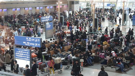 정부는 항공편을 이용하는 여행객과 화주들에게 26일부터 변경되는 하계 운항스케줄을 미리 확인할 것을 당부했다. 사진은 인천공항 출국장에서 출국수속을 하는 여행객들의 모습.