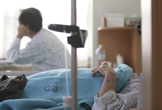 금융위원회는 30일 보험료가 약 35%저렴한 ‘기본형+3개 특약’으로 구성된 새로운 실손의료보험을 24개 보험회사에서 출시된다고 밝혔다.<저작권자(c) 연합뉴스, 무단 전재-재배포 금지>