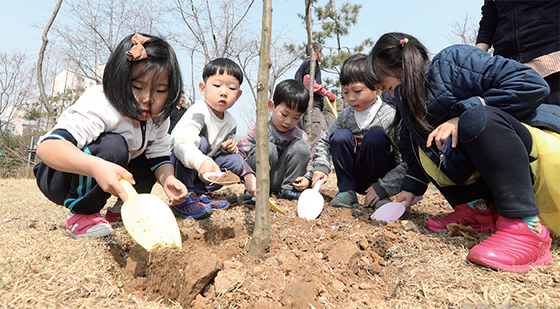 지난 2016년 식목일을 하루 앞두고 나무 심기 행사에 참가한 어린이들.(사진=조선DB)