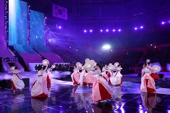 지난2월9일 강원도 강릉시 강릉하키센터에서 열린 평창올림픽 G-1년 행사에 축하행사가 펼쳐지고 있다.(사진=저작권자(c) 연합뉴스, 무단 전재-재배포 금지)