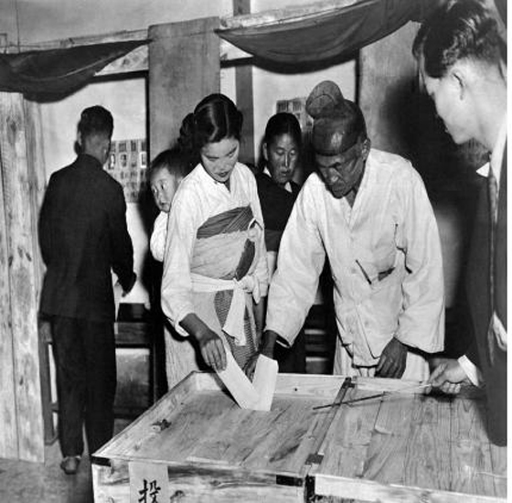 1948년 아이를 업고 투표하는 여인과 할아버지 (제공=행정자치부)