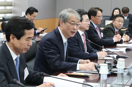 임종룡 금융위원장이 13일 서울 세종로 정부서울청사에서 열린 ‘신(新) 기업구조조정 방안’과 관련 은행장 간담회에서 발언하고 있다. (사진=저작권자(c) 연합뉴스, 무단 전재-재배포 금지)
