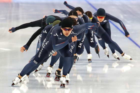 한국 스피드스케이팅 대표 선수들이 6일 오후 2018 평창 동계올림픽 경기장인 강릉 오발에서 훈련하고 있다.(사진=저작권자(c) 연합뉴스, 무단 전재-재배포 금지) 