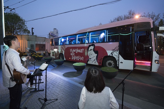대구 중구의 ‘김광석 길’에 도착한 ‘김광석 음악버스’는 야외무대의 거리 공연과 어우러지면서 운행을 끝낸다. 