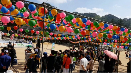 월정사 특설무대에서 하는 공연을 보기위해 사람들이 많이 모여있다.