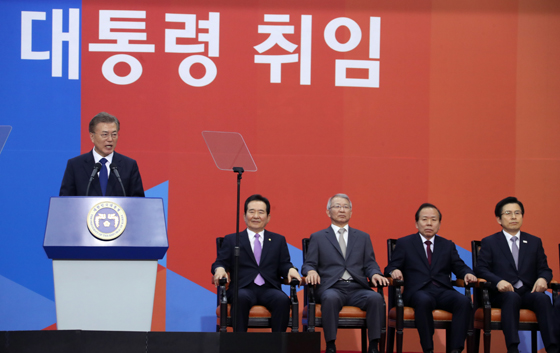 문재인 대통령이 10일 낮 국회 본청 로텐더홀에서 열린 취임선서 행사에서 ‘국민께 드리는 말씀’을 통해 “지금 제 머리는 통합과 공존의 새로운 세상을 열어갈 청사진으로 가득 차 있다”며 “역사와 국민 앞에 두렵지만 겸허한 마음으로 대한민국 19대 대통령으로서의 책임과 소명을 다할 것임을 천명한다”고 밝히고 있다. 왼쪽부터 문 대통령, 정세균 국회의장, 양승태 대법원장, 김이수 헌법재판소장 권한대행, 황교안 국무총리. (사진=저작권자(c)연합뉴스.무단전재-재배포금지)