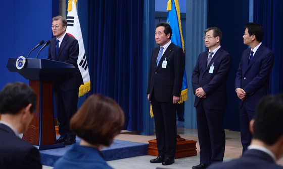 문재인 대통령이 10일 오후 청와대 춘추관 브리핑룸에서 열린 기자회견에서 이낙연 국무총리(문 대통령 오른쪽부터)와 서훈 국정원장, 임종석 비서실장 후보자를 발표하고 있다. (사진=저작권자(c)연합뉴스.무단전재-재배포금지)