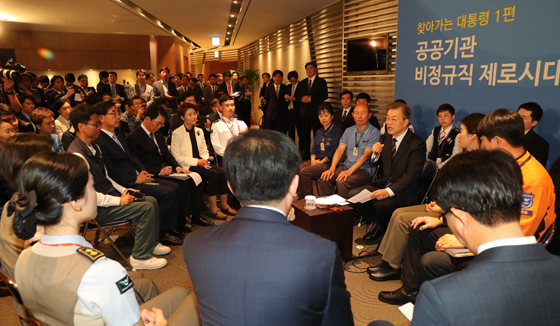 문재인 대통령이 12일 인천공항공사에서 열린 ‘찾아가는 대통령. 공공부문 비정규직 제로시대를 열겠습니다!’ 행사에서 좋은 일자리 만들기 등에 대해 언급하고 있다. (사진=저작권자(c)연합뉴스.무단전재-재배포금지)