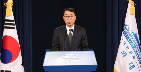 윤영찬 국민소통수석이 15일 청와대 춘추관 대브리핑실에서 “문재인 대통령이 세월호 참사로 사망한 기간제교사에 대해 순직 인정을 지시했다”고 발표하고 있다. (사진=저작권자(c)연합뉴스.무단전재-재배포금지)