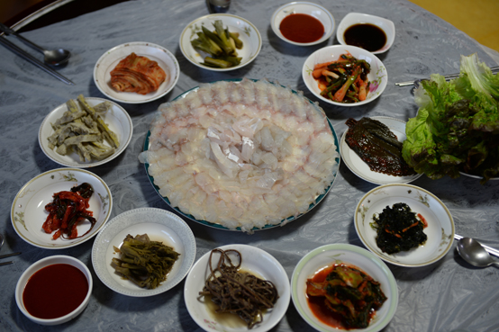 우이도 섬밥상, 민박집마다 약간씩 차이는 있지만 시장이 멀어 대부분 우이도 바다와 산과 텃밭에서 얻은 것으로 밥상을 차린다.