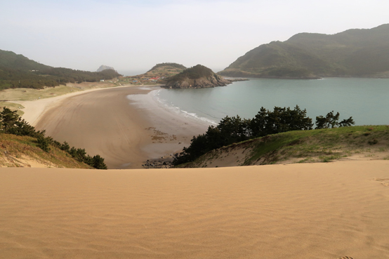 풍성사구, 바람이 만든 모래언덕으로 주민들은 ‘산태’라고 부른다. 옛날에는 놀잇감이 없는 섬마을 아이들 놀이터였지만 지금은 보전을 위해 정상진입을 막고 있다.