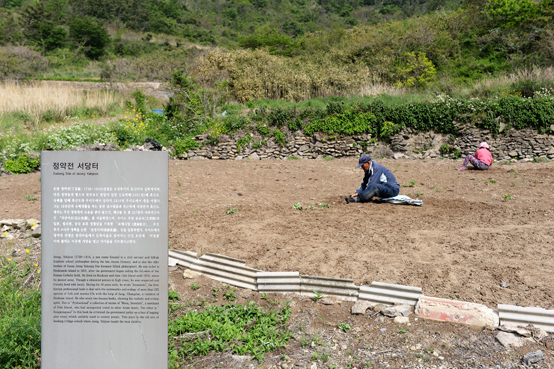 정약전 서당터, 흑산도에서 처럼 우이도에도 서당을 만들어 아이들과 주민들을 가르쳤다. 진리에서 돈목으로 넘어가는 길목에 있다.