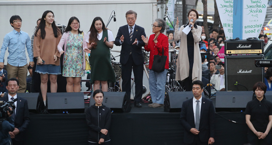 문재인 대통령이 후보 당시인 지난 6일 오후 서울 마포구 홍대입구역 인근에서 열린 